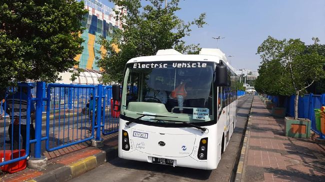 Saat ini Transjakarta sedang melakukan pengujian bus listrik mengangkut penumpang secara komersial.