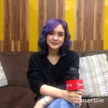 Gagal Nikah dengan Tunangan Bule, Cita Citata Cat Rambut Biar Move On