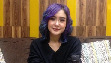 Gagal Nikah dengan Tunangan Bule, Cita Citata Cat Rambut Biar Move On