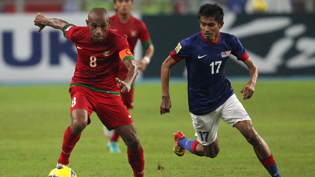 Indonesia's Elie Aiboy (L) controls the ball against Malaysia's Azammuddin Akil during their AFF Suzuki Cup group B football match in Bukit Jalil Stadium outside Kuala Lumpur on December 1, 2012. AFP PHOTO / MOHD RASFAN (Photo by MOHD RASFAN / AFP)