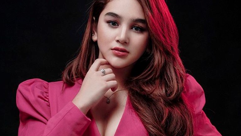 7 Potret Cantik dan Seksi Artis FTV Hana Hanifah - Foto 1