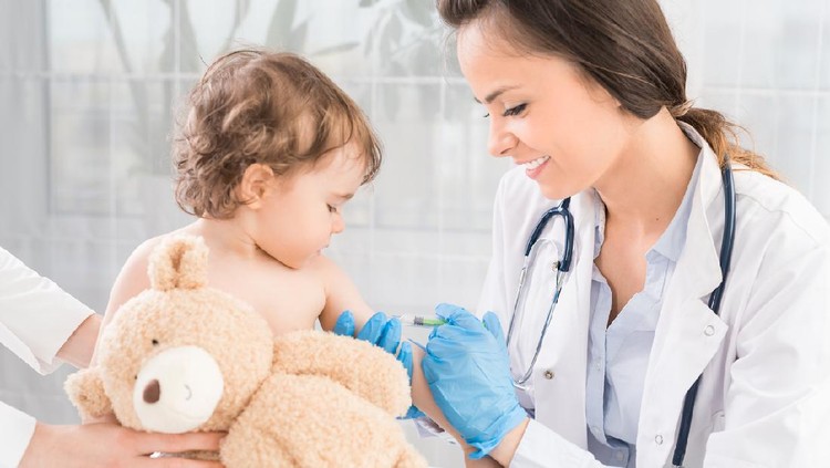 Ilustrasi bayi disuntik Young woman pediatrician performs a vaccination of a little girl. The girl is holding a mascot.