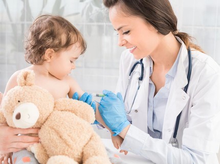 5 Tips Menenangkan Bayi Setelah Disuntik Vaksin atau Imunisasi