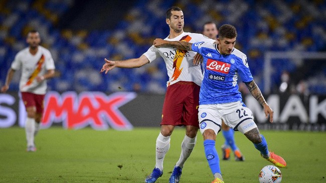 Henrikh Mkhitaryan of A.S. Roma, left, battles Giovanni Di Lorenzo of S.S.C. Napoli during a Serie A soccer match between Napoli and Roma at the San Paolo Stadium in Naples, Italy, Sunday, July 5, 2020. (Fabio Rossi/LaPresse via AP)