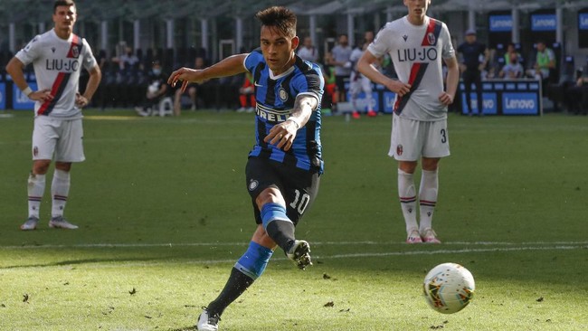 Inter Milan's Lautaro Martinez misses a penalty kick during the Serie A soccer match between Inter Milan and Bologna at the Milan San Siro Stadium, Italy, Sunday, July 5, 2020. (AP Photo/Antonio Calanni)