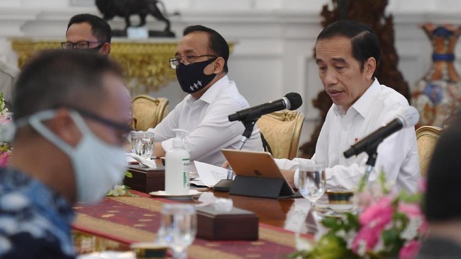 Staf khusus presiden menepis isu para menteri kabinet pemerintahan Jokowi tidak kompak jelang Pemilu 2024. Istana pun membantah perketat pemeriksaan menteri.