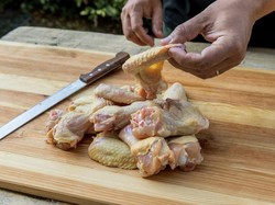 Doa dan Tata Cara Memotong Ayam yang Benar Sesuai Syariat