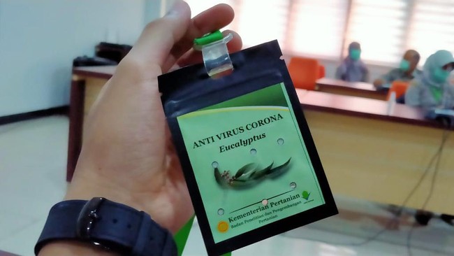 Menteri Pertanian Syahrul Yasin Limpo menyatakan pihaknya akan memperluas penggunaan kalung penawar covid-19 yang berbasis eucalyptus atau pohon kayu putih. Ia klaim kalung tersebut efektif membunuh virus corona.