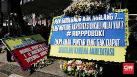 Kecewa Orang Tua Murid Pengirim Karangan Bunga Tak Terobati