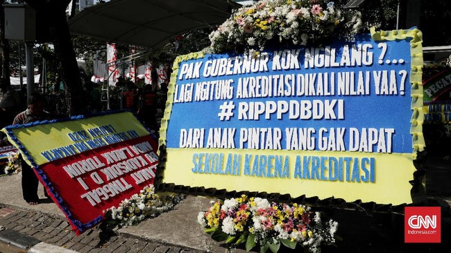 Sejumlah karangan bunga berjejer di depan Balai Kota DKI Jakarta, Senin, 6 Juli 2020. Karangan bunga itu bertuliskan kekecewaan mengenai proses Pendaftaran Peserta Didik Baru (PPDB) DKI 2020.  CNN Indonesia/Safir Makki
