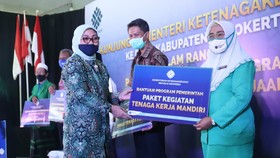 Kemnaker Salurkan Bantuan pada Pesantren dan UMKM Mojokerto