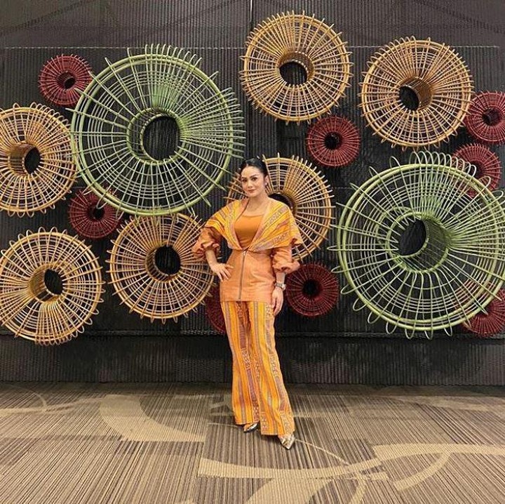 <p>Di bandara Ngurah Rai, Bali, pada Maret lalu, Krisdayanti eksis foto pakai outfit of the day (OOTD) Rayatex milik Raul Lemos. (Foto: Instagram @krisdayantilemos)</p>