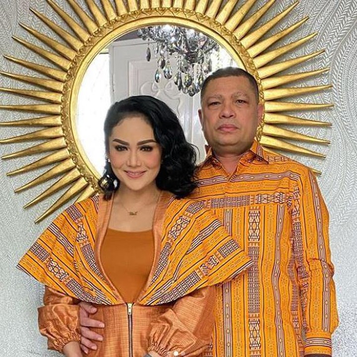 <p>Suami Krisdayanti (KD), Raul Lemos, rupanya memiliki bisnis pakaian tenun, Bunda. Kain tenun yang berasal dari kampung halaman Raul, Timor Leste. (Foto: Instagram @krisdayantilemos)</p>
