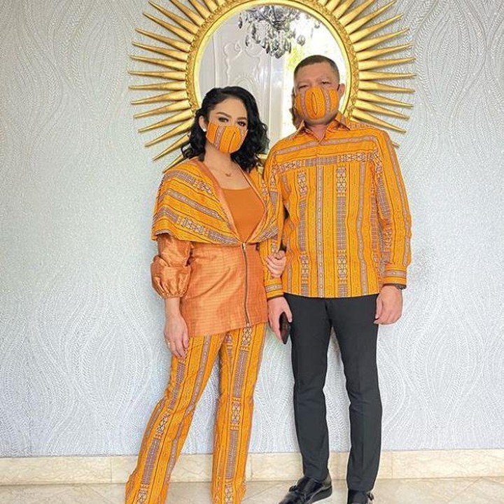 <p>Baju couple serta masker yang digunakan KD dan Raul Lemos ini adalah salah satu model dari pakaian yang diproduksi Raul. (Foto: Instagram @krisdayantilemos)</p>