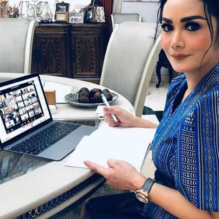<p>"Selamat Bekerja untuk memperjuangkan kepentingan rakyat, bangsa, dan negara," sepenggal kalimat yang ditulis Krisdayanti di keterangan foto. (Foto: Instagram @krisdayantilemos)</p>