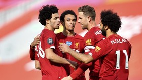 FOTO: Liverpool Bikin Anfield Tetap Angker