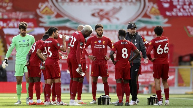 Liverpool's manager Jurgen Klopp, center, talks to the players during the English Premier League soccer match between Liverpool and Aston Villa at Anfield Stadium in Liverpool, England, Sunday, July 5, 2020. (Carl Recine/Pool via AP)