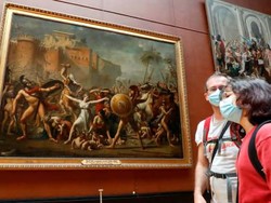 Turis Wanita Dilarang Masuk Museum, Gegara Belahan Dada Kelihatan