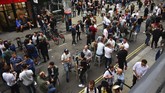 Pub di Inggris Kembali Dibuka Drinkers in Soho congregate, as coronavirus lockdown restrictions eased across the country, in London, Saturday July 4, 2020. England embarked on perhaps its biggest lockdown easing yet as pubs and restaurants reopened for the first time in more than three months. (Victoria Jones/PA via AP)