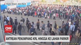 VIDEO: Antrean Penumpang KRL Hingga ke Lahan Parkir