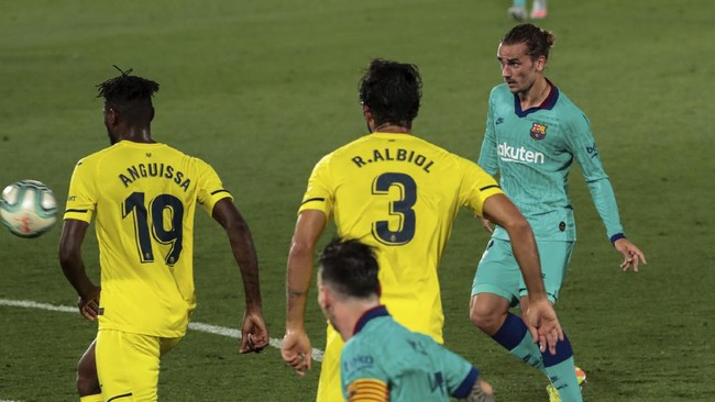 Barcelona's Antoine Griezmann, right, scores his side third goal during the Spanish La Liga soccer match between FC Barcelona and Villareal at La Ceramica stadium in Villareal, Spain, Sunday, July 5, 2020. (AP Photo/Jose Miguel Fernandez)