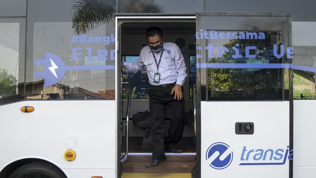 Hingga akhir tahun ini, TransJakarta menargetkan setidaknya ada 100 unit bus yang bisa beroperasi di Ibu Kota menggantikan bus yang kini dijalankan.