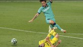 Villarreal vs Barcelona Villareal's Manu Trigueros, bottom, and Barcelona's Ivan Rakitic duel for the ball during the Spanish La Liga soccer match between FC Barcelona and Villareal at La Ceramica stadium in Villareal, Spain, Sunday, July 5, 2020. (AP Photo/Jose Miguel Fernandez)