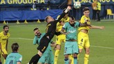 Villarreal vs Barcelona Barcelona's goalkeeper Marc-Andre ter Stegen stops the ball during the Spanish La Liga soccer match between FC Barcelona and Villareal at La Ceramica stadium in Villareal, Spain, Sunday, July 5, 2020. (AP Photo/Jose Miguel Fernandez)