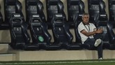 Villarreal vs Barcelona Barcelona's head coach Quique Setien sits on the bench during the Spanish La Liga soccer match between FC Barcelona and Villareal at La Ceramica stadium in Villareal, Spain, Sunday, July 5, 2020. (AP Photo/Jose Miguel Fernandez de Velasco)