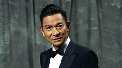 Andy Lau Bikin Khawatir Usai Jatuh Berkali-kali di Atas Panggung