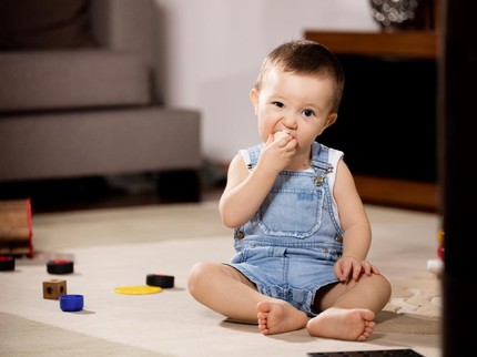 5 Tips Mengatasi Kebiasaan Bayi yang Sering Memasukkan Mainan ke Mulut