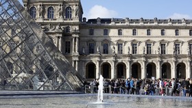 Gambar Swastika Dekat Museum Louvre, Pria di Paris Ditangkap