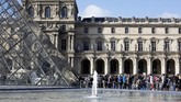 Bertemu lagi dengan Monalisa di Museum Louvre Visitors wait in the Louvre Museum courtyard prior to visit the museum, in Paris, Monday, July 6, 2020. The home of the world's most famous portrait, the Louvre Museum in Paris, reopened Monday after a four-month coronavirus lockdown. (AP Photo/ Thibault Camus)