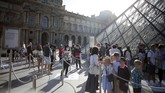Bertemu lagi dengan Monalisa di Museum Louvre Visitors wait in the Louvre Museum courtyard prior to visit the museum, in Paris, Monday, July 6, 2020. The home of the world's most famous portrait, the Louvre Museum in Paris, reopened Monday after a four-month coronavirus lockdown. (AP Photo/ Thibault Camus)