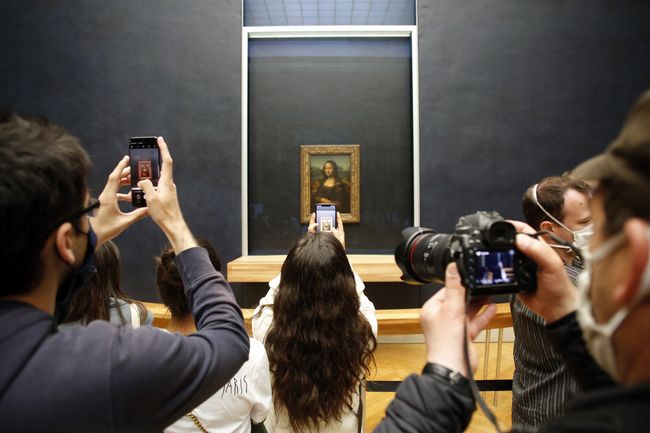 Senyum Simpul Misterius Mona Lisa Kembali Sambut Turis