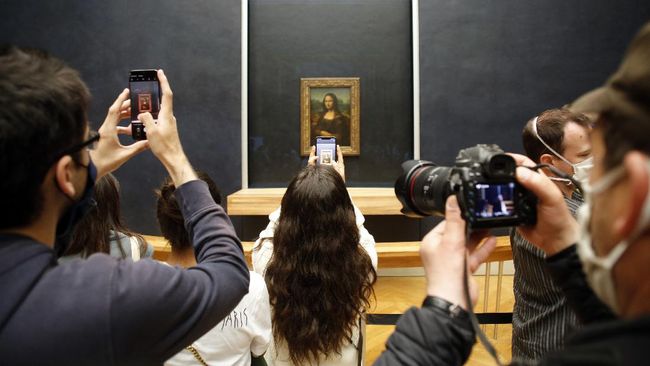 Di tengah serangan cuaca panas di Paris, senyum Mona Lisa masih tetap mengembang. Bisa jadi karena sistem AC rahasia di Paris.