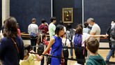 Bertemu lagi dengan Monalisa di Museum Louvre Visitors wait to see the Leonardo da Vinci's painting Mona Lisa, in Paris, Monday, July 6, 2020. The home of the world's most famous portrait, the Louvre Museum in Paris, reopened Monday after a four-month coronavirus lockdown. (AP Photo/ Thibault Camus)