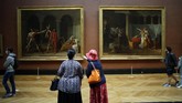 Bertemu lagi dengan Monalisa di Museum Louvre Visitors watch oil on canvas entitled Le serment des Horaces, left, and Licteurs rapportant à Brutus le corps de ses fils, by Jacques Louis David in the Louvre Museum, in Paris, Monday, July 6, 2020. The home of the world's most famous portrait, the Louvre Museum in Paris, reopened Monday after a four-month coronavirus lockdown. (AP Photo/ Thibault Camus)