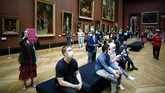 Bertemu lagi dengan Monalisa di Museum Louvre Visitors watch oil on canvas of 1807 entitled Le Sacre de Napoleon by Jacques Louis David, at the Louvre Museum, in Paris, Monday, July 6, 2020. The home of the world's most famous portrait, the Louvre Museum in Paris, reopened Monday after a four-month coronavirus lockdown. (AP Photo/ Thibault Camus)