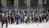 Bertemu lagi dengan Monalisa di Museum Louvre Guide speakers demonstrate to warn about their financial situation in front of the Louvre Museum, in Paris, Monday, July 6, 2020. The home of the world's most famous portrait, the Louvre Museum in Paris, reopened Monday after a four-month coronavirus lockdown. (AP Photo/ Thibault Camus)