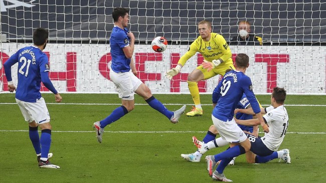 Tottenham's Giovani Lo Celso, right, scores the opening goal during the English Premier League soccer match between Tottenham Hotspur and Everton FC at the Tottenham Hotspur Stadium in London, England, Monday, July 6, 2020. (Cath Ivill/Pool via AP)