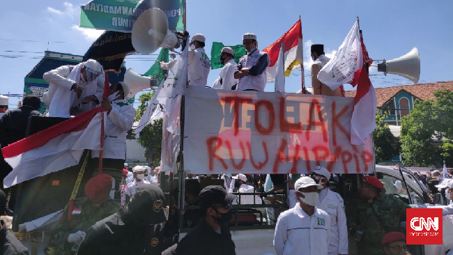 Demo aliansi ormas Islam menolak RUU HIP di depan Gedung DPRD Jawa Timur, Selasa (7/7).