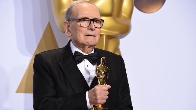 (FILES) In this file photo taken on February 28, 2016 Italian composer Ennio Morricone poses with the Oscar for Best Original Score, "The Hateful Eight," in the press room during the 88th Oscars in Hollywood. - Ennio Morricone, one of the world's best-known and most prolific film composers, has died in Rome, Italian media reported on July 6, 2020. (Photo by Robyn BECK / AFP)