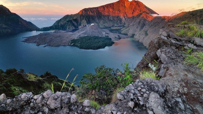 Turis Brasil Jatuh di Gunung Rinjani Ditemukan, Evakuasi Terkendala Tim SAR gabungan berhasil menemukan wisatawan Brasil yang jatuh saat mendaki Gunung Rinjani. Evakuasi korban terkendala medan ekstrim dan cuaca buruk.