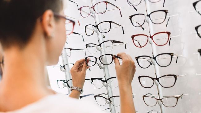 Untuk bisa mendapat kacamata dari BPJS Kesehatan, ada persyaratan yang harus dipenuhi. Berikut syarat dan cara klaim kacamata BPJS Kesehatan.