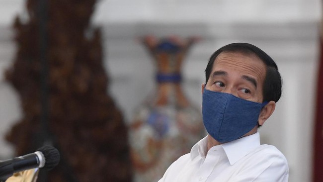 Presiden Jokowi meminta Indonesia waspada di tengah kondisi ekonomi global saat ini, sebab negara mana pun dapat keluar jalur jika tidak hati-hati.
