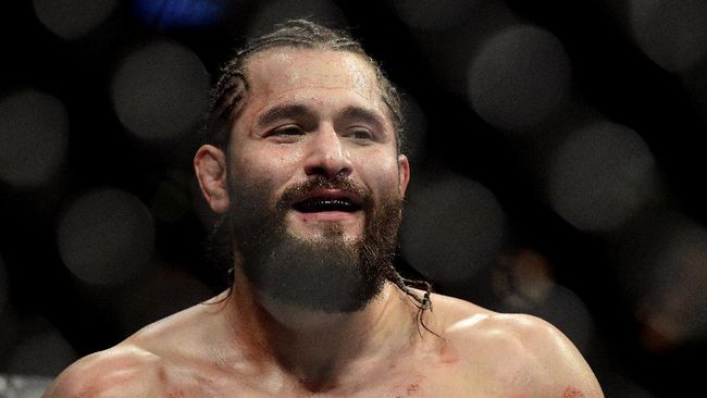 Legenda yang juga komentator UFC Daniel Cormier menyebut cuma Jorge Masvidal yang bisa mengalahkan Kamaru Usman jelang duel di UFC 261.