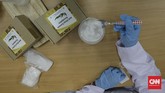 Kalung Antivirus Corona Pengemasan hasil pengolahan minyak Eucalyptus menjadi sediaan serbuk berteknologi nano dari laboratorium nanoteknologi Balai Penelitian dan Pengembangan Kementrian Pertanian , Bogor , menjadi prototipe kalung aromaterapi bernama antivirus korona Eucalyptus , Selasa, 7 Juli 2020.
