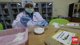 Kalung Antivirus Corona Pengemasan hasil pengolahan minyak Eucalyptus menjadi sediaan serbuk berteknologi nano dari laboratorium nanoteknologi Balai Penelitian dan Pengembangan Kementrian Pertanian , Bogor , menjadi prototipe kalung aromaterapi bernama antivirus korona Eucalyptus , Selasa, 7 Juli 2020.
