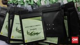 Kalung Antivirus Corona Pengemasan hasil pengolahan minyak Eucalyptus menjadi sediaan serbuk berteknologi nano dari laboratorium nanoteknologi Balai Penelitian dan Pengembangan Kementrian Pertanian , Bogor , menjadi prototipe kalung aromaterapi bernama antivirus korona Eucalyptus , Selasa, 7 Juli 2020.
